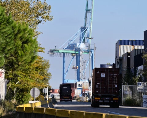 Dockworkers worldwide strike against arms shipments and to demand better working conditions