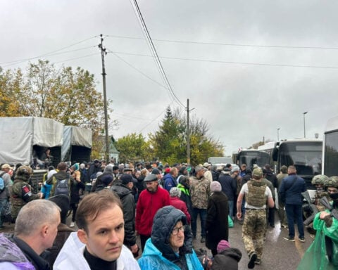 Residents leave Russian-occupied Oleshky by bus under truce brokered by Melania Trump