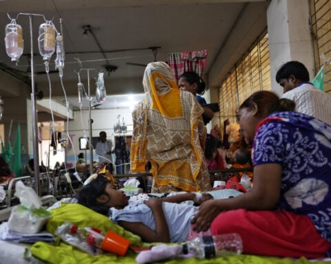 Bangladesh death toll from dengue rises, unlikely to ease before December